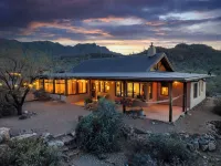 Straw bale eco-luxe house + guesthouse on 3+ acres 20 minutes to downtown Tucson Hotel in zona Tucson Mountain Park