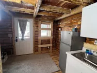 Petite Cabin With Ladder Loft Hotels in Fishhook