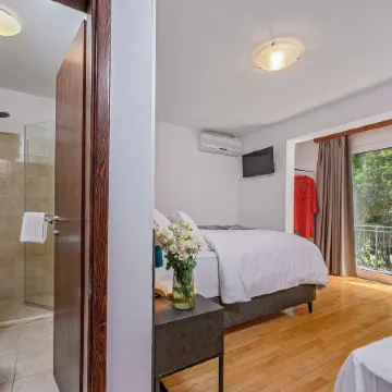 Yellow House with Private Parking