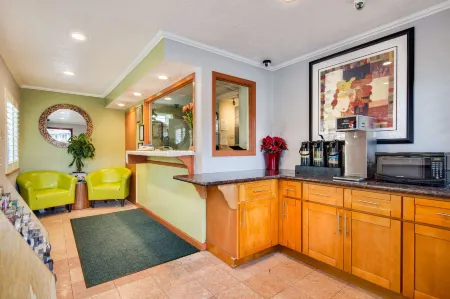 Americas Best Value Inn Richmond Отели рядом с достопримечательностью «Риджинал Паркс Ботаник Гарден»