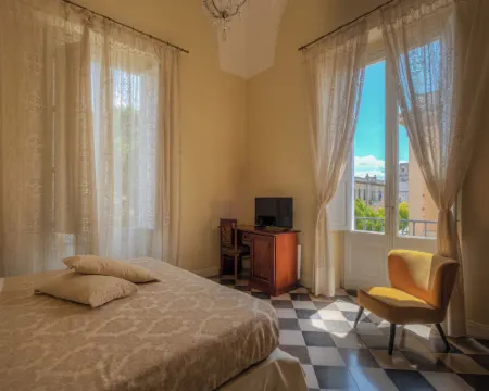 瓦廖之家廣場酒店 納爾多酒店