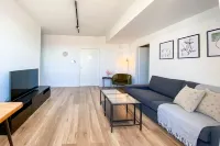 Phaedrus Living: Ourania City Heights Flat Hotel di Mesa Geitonia