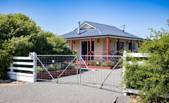 Owen's Hideaway by the Bnb Collection