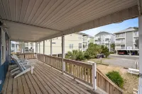 High Tide at Coral Reef - Upper 3-bedroom/1 Bath town-home Sleeps 7 w/Linens!