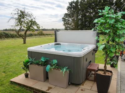 Deluxe 1 Bed Versace Hot Tub Sky TV Cinema Screen