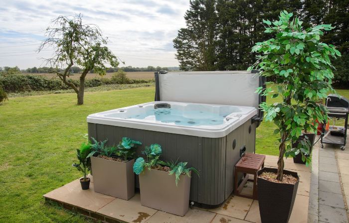 Deluxe 1 Bed Versace Hot Tub Sky TV Cinema Screen
