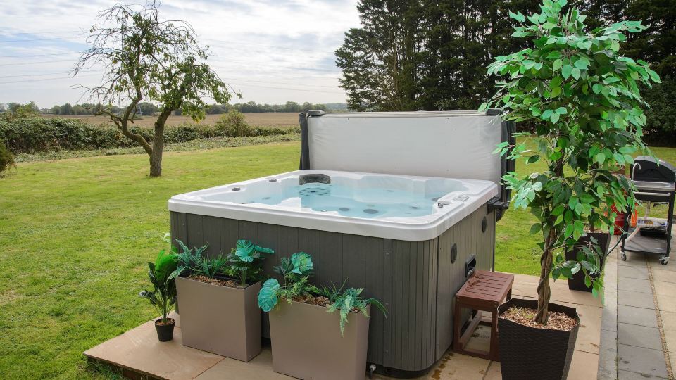 Deluxe 1 Bed Versace Hot Tub Sky TV Cinema Screen