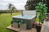 Deluxe 1 Bed Versace Hot Tub Sky TV Cinema Screen