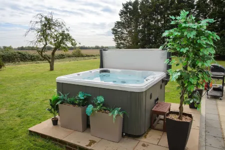 Deluxe 1 Bed Versace Hot Tub Sky TV Cinema Screen