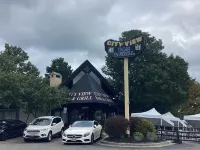 Super 8 by Wyndham Baltimore Northwest - parking
