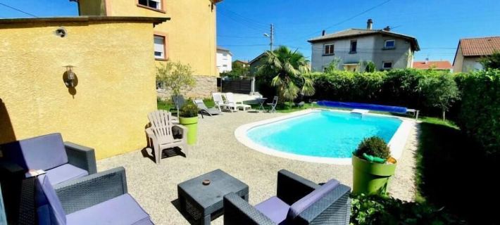 Aux 2 Lots Hotels in Loire