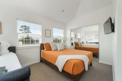 The Sand Dollar Beach House- 3 min walk to the beach and Pet Friendly! Hotels near 4175 N Hwy 101