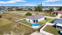 Sunny Shore Retreat: Pool, Golf, Softball Hotels near Seahawk Park
