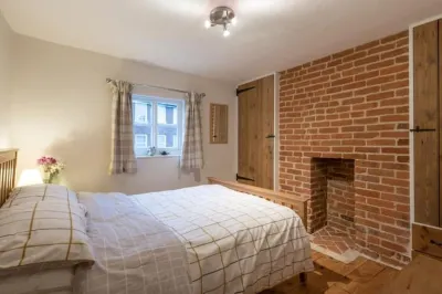 Charming Georgian flint cottage Hotels near The Malthouse Project