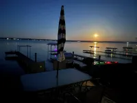 1 bed/ba lakeside cottage, large deck, west side of Seneca Lake. Pet Friendly! Hotels in Benton