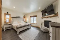 Hot Tub and Scenic Views - Upscale Mountain Retreat