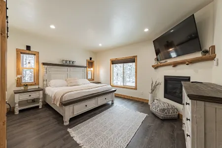 Hot Tub and Scenic Views - Upscale Mountain Retreat Отели рядом с достопримечательностью «Брайан Хед Резорт»