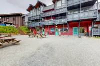 Ski-in/ski-out condo with amazing mountain views - near shopping & dining Hotels in Girdwood