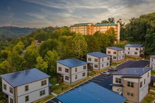 Hot Tub, Pool, and Minutes to Dollywood - Charming Retreat