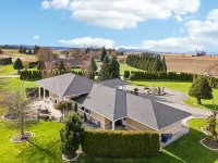 New Skagit Tulip Farm Estate 3 beds 2 baths Hotels in Skagit County