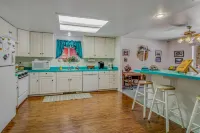 Traditional dog-friendly cabin w/covered deck, firepit, electric fireplace, W/D