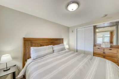 Ski getaway near the slopes with private balcony & mountain views 슈거부시 리조트 주변 호텔