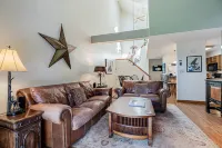 Heated Pool and Hot Tubs - Charming Mountain Retreat