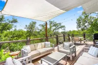 Elevated Living with Hill Country Views - Charming Treehouse Retreat فنادق في Blanco