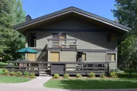 Tranquil Family Retreat Hotels near White Clouds