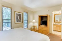 Third-floor retreat with treetop views, AC, pools, hot tubs, & sports courts Hotels in Deschutes River Woods