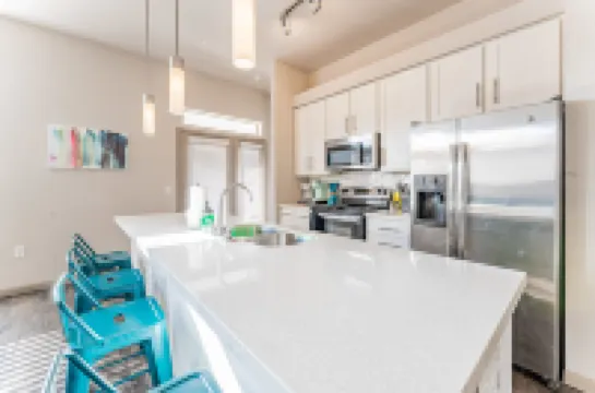 Spacious Suite with Fast WiFi and Community Pool - Gorgeous Oasis