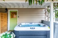 Hot Tub and BBQ Surrounded by Nature - Charming Scenic Escape