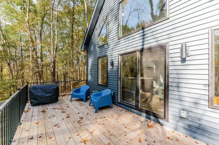 Chic Haven - WiFi, Serene Retreat, Relaxing Space Отели рядом с достопримечательностью «Alpine Lake»