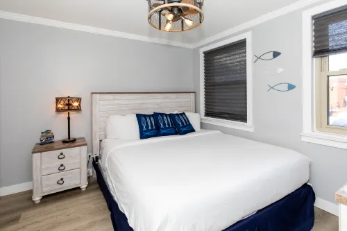 Steps to Waterfront and Vibrant Attractions - Charming Cozy Retreat Hotels in Marblehead