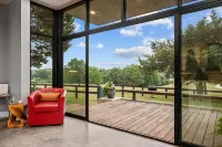 Hot Tub, Fire Pit, Outdoor Shower, Scenic Views - Charming Oasis