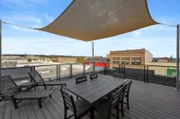 Private Rooftop Deck and Hot Tub with Bay Views - Stylish Modern Loft Hotels in Solon Township