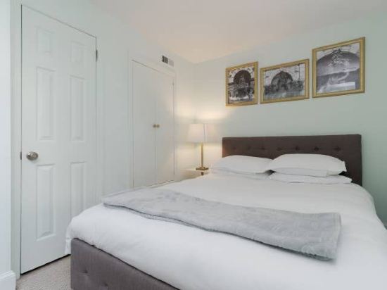 Luxurious Garden Level Apartment Near Capitol Hill - Elegant Oasis