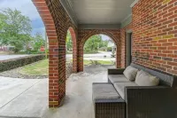 Hot Tub and Fenced Yard for Relaxation - Charming Cottage Retreat Hotel a West Columbia