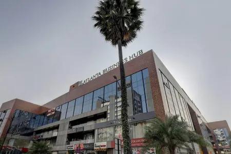 FabHotel Happinex Отели рядом с достопримечательностью «Yu Studio Circle»