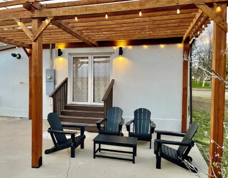 Kit Carson Bungalow: AC/Heat + Pets Free! Отели рядом с достопримечательностью «Most Holy Trinity Church»