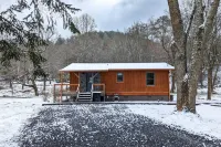Rustic Creekside Cabin with Hot Tub, Fire Pit, WiFi Hôtels à : Comte de Fannin