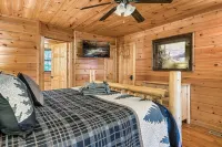 Fun-filled 2 bedroom cabin with hot tub Hotel dekat Sims Point