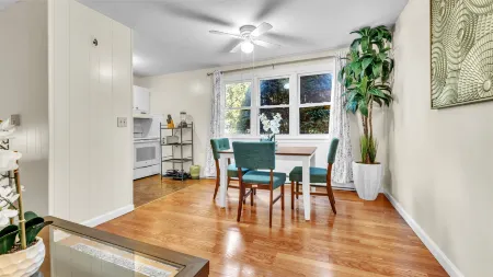 Charming Haven - Fully-Equipped Kitchen, Plush Seating