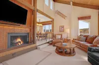 Breathtaking Mountain Views and Cozy Fireplace - Charming Outdoor Retreat
