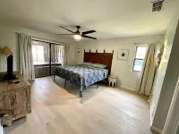 10 min from beach access, sleeps 10 private dock