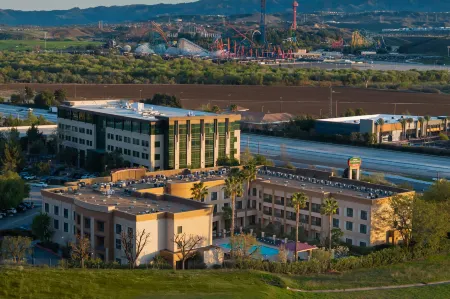 Courtyard Santa Clarita Valencia