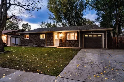 The Rustic Retreat, Pet Friendly with Fenced Yard Hotel dekat Horsetooth Reservoir