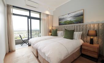 When Away - Luxury 2 Bedroom In Menlyn Maine 110m