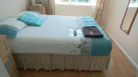 En Suite Shower Room Double Room with 1 Double Deyr Hotels in Harlington