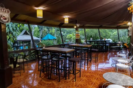 Dolores Farm Resort Отели рядом с достопримечательностью «Jollibee»